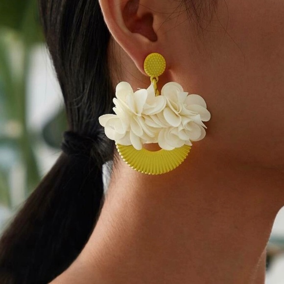 Jewelry - ✨3 for $32✨
Floral hoop yellow white earrings